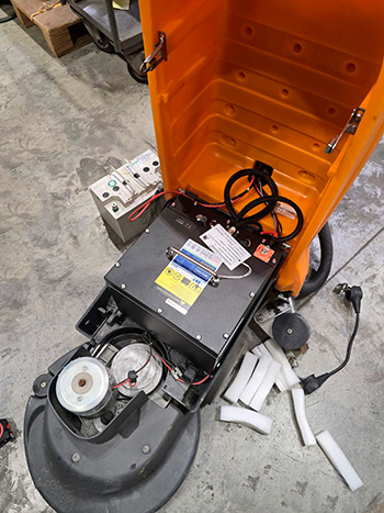 Установка тяговой аккумуляторной батареи 25.6V 90Ah на поломоечную машину Taski Swingo 755 B